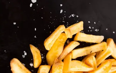 Ile kalorii mają frytki? Prawda o kaloryczności i jak ją obniżyć.