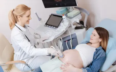 Lekarka wykonuje badanie USG ciężarnej. Na ekranie widać obraz płodu, a badanie to może pomóc określić, co oznacza bpd usg.