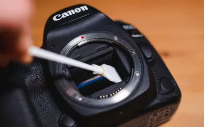 Pulizia sensore reflex Canon con apposito strumento. Un tocco delicato per immagini perfette.