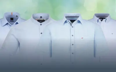 Vier hellblaue Hemden mit verschiedenen hemdkragen arten: Kent-, Steh- und Button-Down-Kragen.