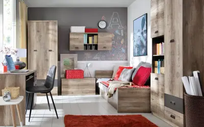 Pokój nastolatka inspiracje: funkcjonalne meble, tablica kredowa na ścianie i wygodna sofa tworzą idealne miejsce do nauki i odpoczynku.