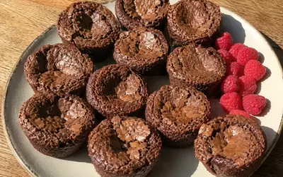 En tallrik med kladdkakemuffins och hallon. Perfekt för ett kladdkakemuffins recept!