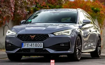 Szary Cupra kombi z jesiennymi liśćmi w tle.