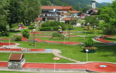 Grüne Wiesen und rote Bahnen laden zum Minigolf in Wiehl ein. Ein idyllischer Ort für Spaß und Spiel.