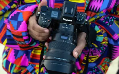 Nikon Z9 z obiektywem Nikkor Z 14-24mm f/2.8 S, w kolorowym ubraniu. Wśród wielu marek aparatów fotograficznych, Nikon wyróżnia się jakością.