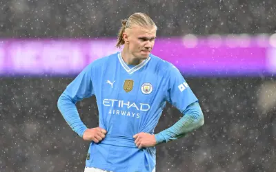Piłkarz Erling Haaland, z jakiego kraju jest haaland? Norweg. Gra w błękitnej koszulce Manchesteru City.