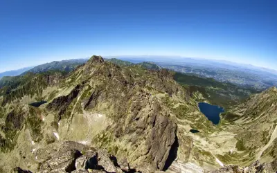 Widok z grani na szlak turystyczny na Kozi Wierch. W dole jeziora i dolina.