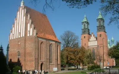 Katedra poznańska, jeden z najstarszych nieprzerwanie działających kościołów w Polsce, z charakterystyczną wieżą i ceglaną fasadą.