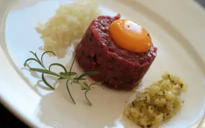 Tatar w burgerowni: Czy jest bezpieczny? Sprawdź, zanim zjesz!