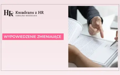 Dwie osoby analizują dokument, jeden wskazuje palcem na tekst. Na ekranie widnieje napis "WYPOWIEDZENIE ZMIENIAJĄCE".