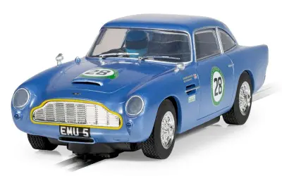Blå Aston Martin DB5 i racingutförande med nummer 28.