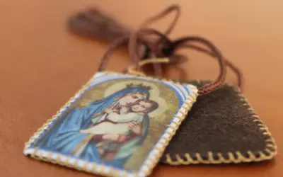 Szkaplerz kodeński z wizerunkiem Matki Bożej i Dzieciątka, symbol wiary i modlitwy.