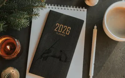 Planer 2026, świeca, kawa i gałązka choinki. Zastanawiasz się, czy jest podatek od darowizny?