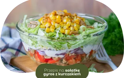Warstwowa sałatka gyros z kurczakiem, kukurydzą i warzywami. Idealna na szybki obiad, gdy chcesz wiedzieć, jak zrobić sałatkę gyros.