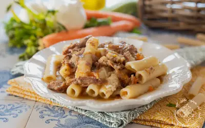 Piatto di ziti alla genovese con ragù di carne sfilacciata e verdure. Un classico della cucina napoletana.