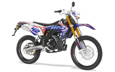 Motocykl enduro z numerem 42, gotowy na przygodę. Czy enduro można jeździć po ulicy? Ten model wygląda na wszechstronny.