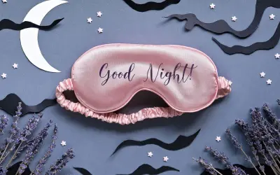 Różowa opaska na oczy z napisem "Good Night!" otoczona nocnymi elementami: księżycem, chmurami, gwiazdkami i lawendą. To piękny wiersz na dobranoc.