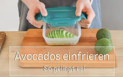 So kann man Avocado einfrieren: Scheiben in einem Behälter vorbereiten.