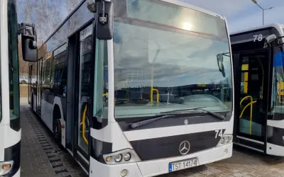 Autobusy miejskie, jeden z numerem 74, czekają na pasażerów. Może to być linia z Starachowic do Wrocławia.