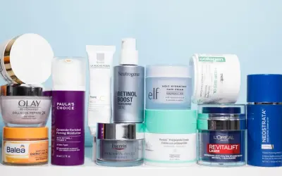Hautpflegeprodukte mit Vitamin C und Retinol, die helfen, welche Vitamine gegen Falten wirken.