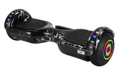 Czarny hoverboard z wzorem błyskawic i kolorowymi światłami LED, jeden z nowoczesnych urządzeń transportu osobistego.