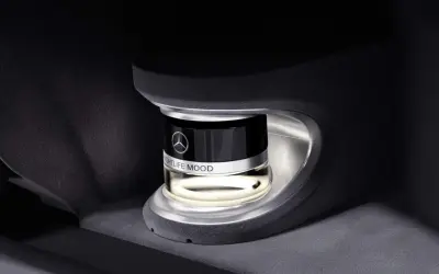 Elegancki mercedes benz perfume "Nightlife Mood" w samochodowym uchwycie.
