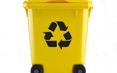 Żółty kosz na śmieci z symbolem recyklingu. Pamiętaj o segregacji, by ułatwić recykling aluminium.