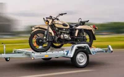 Jak przewieźć motocykl? Poradnik: metody, koszty, przepisy i mocowanie