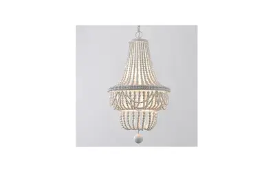 Elegancka lampa wisząca, której klosz tworzą białe koraliki ułożone w dwa poziomy.