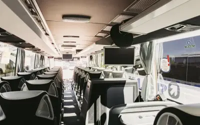 Wygodne fotele w autokarze, gotowe na podróż z Nidzicy do Zakopanego. Czas ruszać!
