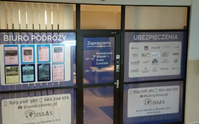 Witryna biura podróży i ubezpieczeń z ofertami i logotypami firm.