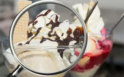 Ile kalorii ma gałka lodów? Zaskakujące różnice między smakami