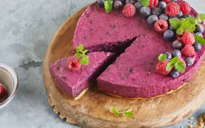 Beeren-Torte, ein köstliches Beispiel für einfache torten rezepte, verziert mit frischen Beeren und Minze.