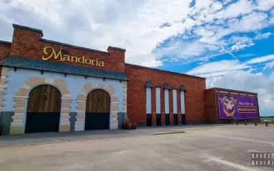 Mandoria, gdzie jest? To park rozrywki w stylu średniowiecznym, z ceglanymi murami i wielkimi bramami.