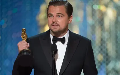Leonardo DiCaprio wreszcie zdobywa swojego Oscara, trzymając statuetkę w dłoni.