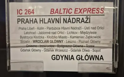 Pociąg IC 264 "Baltic Express" z Gdańska do Pragi, z licznymi przystankami po drodze.