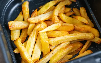 Goldgelbe, knusprige Pommes im Airfryer, bereit zum Genießen. Perfekt für einen schnellen Snack!
