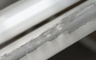 Aluminium nie rdzewieje, ale może ulec korozji, co widać na tych dwóch metalowych profilach.