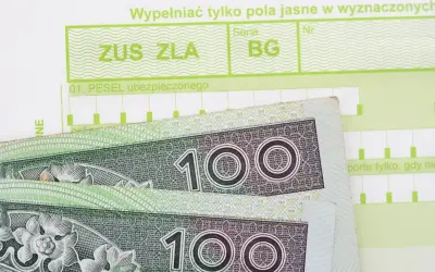 Formularz ZUS ZLA i banknoty 100 zł. Dokumentacja do wypłaty zasiłek chorobowy.