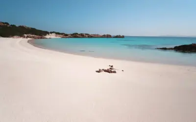 Spiaggia rosa e acque turchesi sull'isola di Budelli, un paradiso incontaminato.