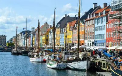 Kolorowe kamienice i żaglowce w malowniczym porcie Nyhavn w Kopenhadze.