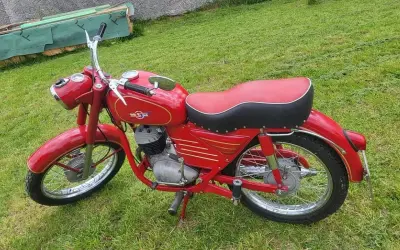 Czerwony motocykl WSK 125, klasyk z PRL-u. Idealny stan, świetna okazja, sprawdzamy wsk 125 cena.