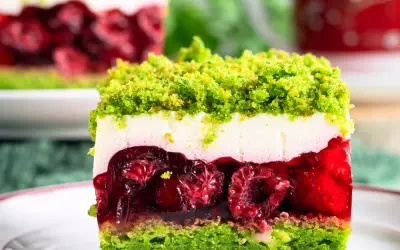 Ciasto leśny mech na dużą blachę z serkiem mascarpone, z warstwą galaretki z malinami i zielonym biszkoptem.