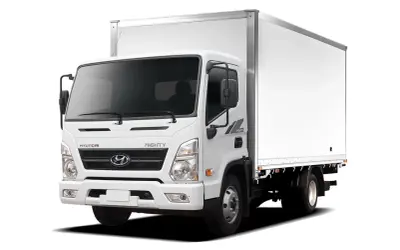 Camión Hyundai Mighty blanco, listo para obtener su permiso de circulación y empezar a transportar.