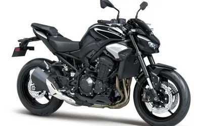 Czarny Kawasaki Z900, gotowy do podboju dróg. Agresywny design i moc, która wzywa do przygody.