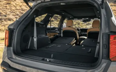 Vue arrière d'un SUV avec les sièges rabattus, offrant un grand coffre spacieux pour vos bagages.