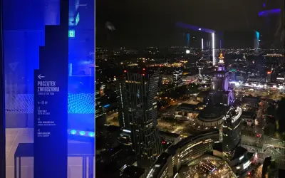Nocna panorama Warszawy z tarasu widokowego Varso Tower. Widać Pałac Kultury i Nauki oraz oświetlone budynki.