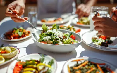 Un repas convivial avec des salades fraîches et des légumes colorés, parfait pour un rééquilibrage alimentaire.