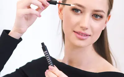 Kobieta aplikuje produkt do brwi Nanobrow, tworząc perfekcyjny makijaż.