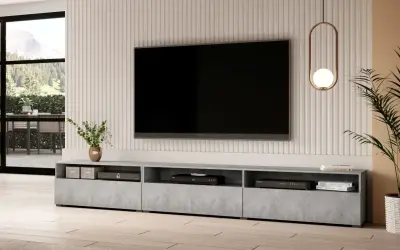 Nowoczesny salon z telewizorem na ścianie i szafką RTV. Dowiedz się, jak zamaskować kable na ścianie, by uzyskać estetyczny wygląd.